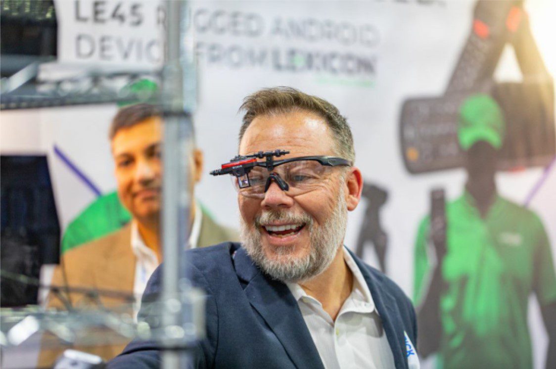 Visitor at MODEX 2022 trying the ST1 HUD